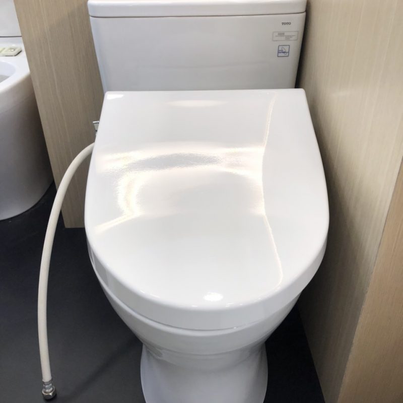 Alternative view of Bàn cầu 1 khối kèm nắp rửa cơ TCW1211A - MS885DE4