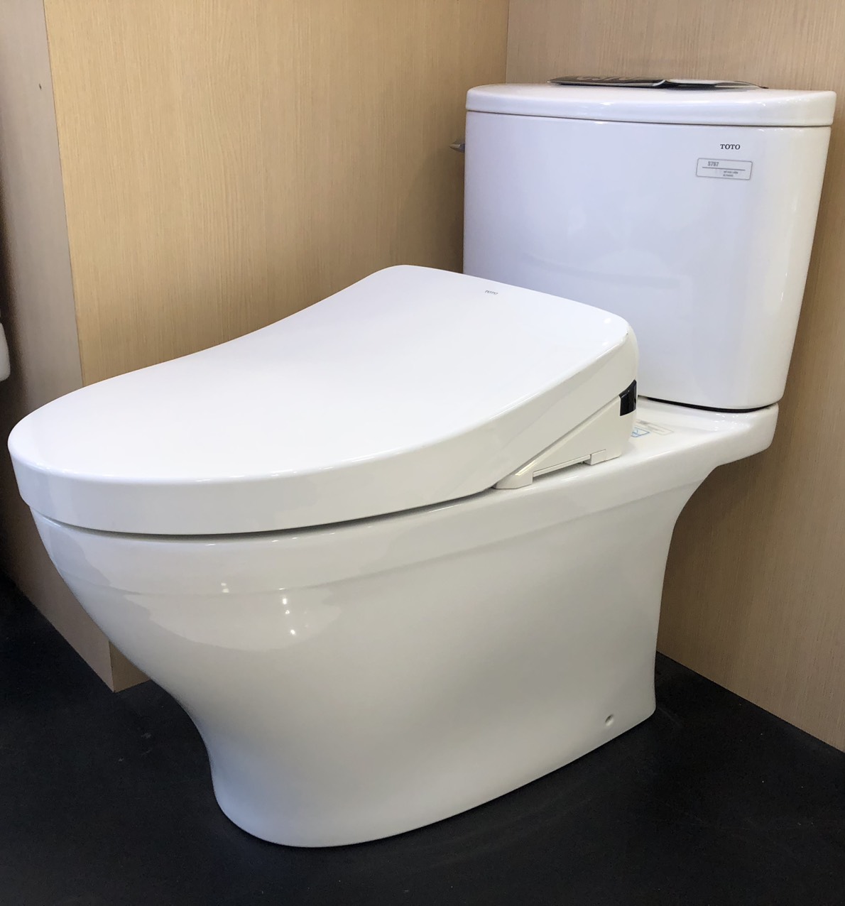 Bàn cầu xí bệt hai khối kèm nắp rửa điện tử WASHLET - CS767CRW12 - Ảnh 3