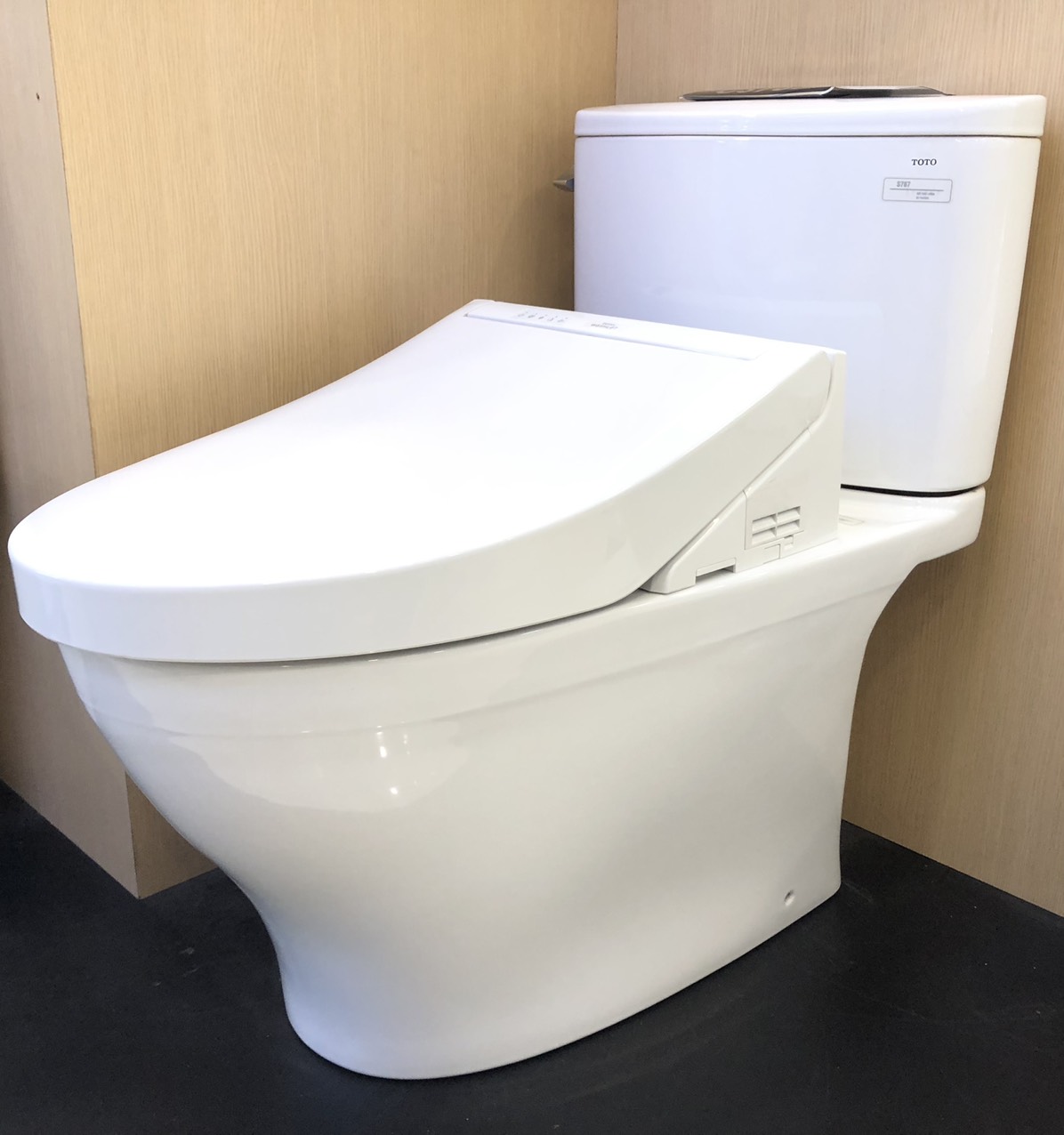 Bàn cầu hai khối kèm nắp rửa điện tử WASHLET dòng C5 - CS767CRW15 - Ảnh 2