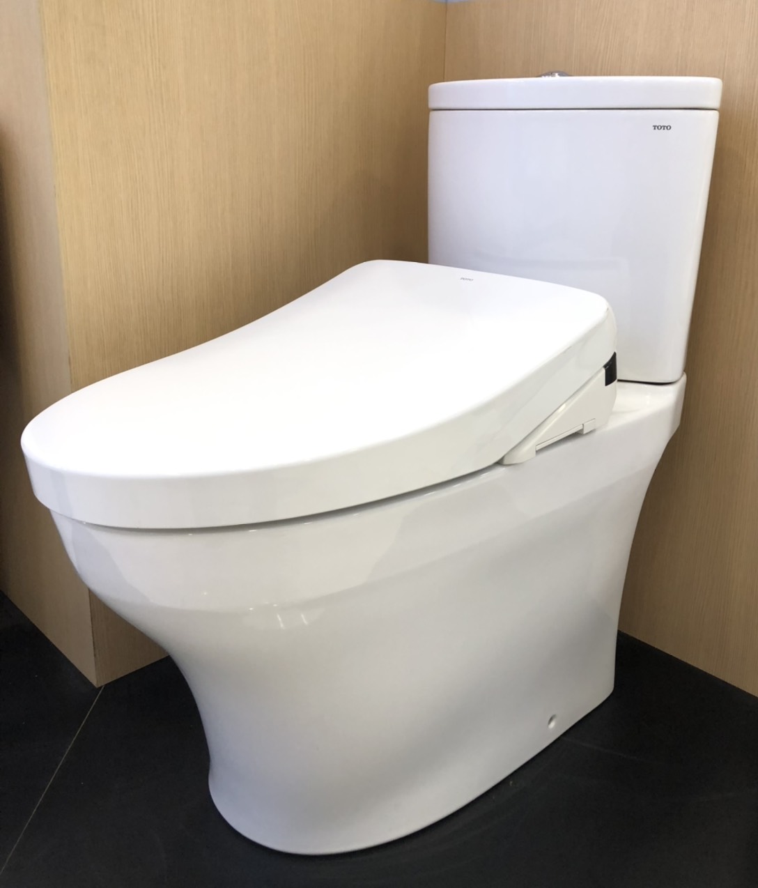Bàn cầu hai khối kèm nắp rửa điện tử WASHLET CS838CDW12 - Ảnh 3