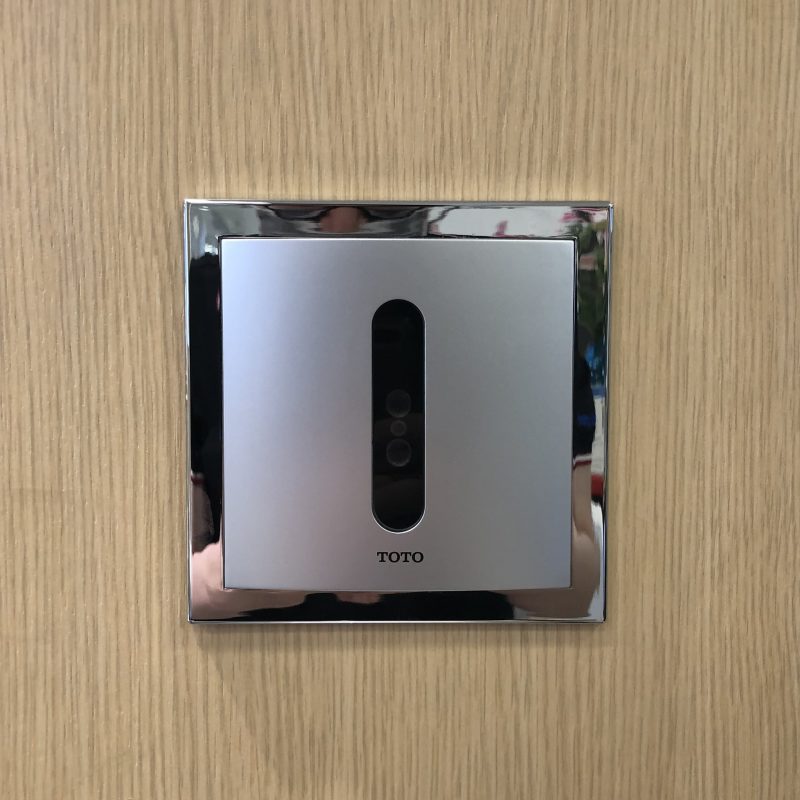 Alternative view of Van cảm ứng tiểu nam âm tường (220V) (dùng cho tiểu nam  với đường cấp nước phía trên)-DUE126UPEA/VM2L051Z